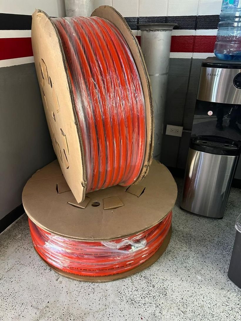 Carrete de manguera hidráulica roja en MAC