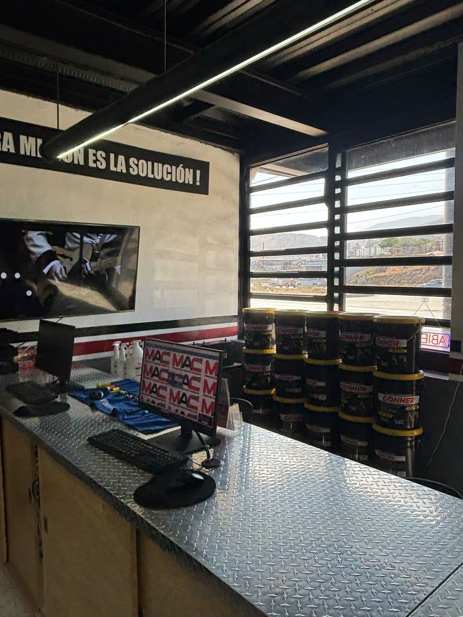 Mostrador y área de atención de MAC