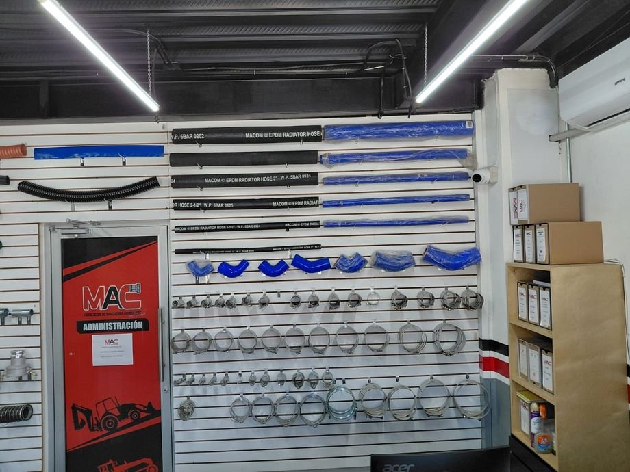 Muro de producto y existencias en MAC Mexicali