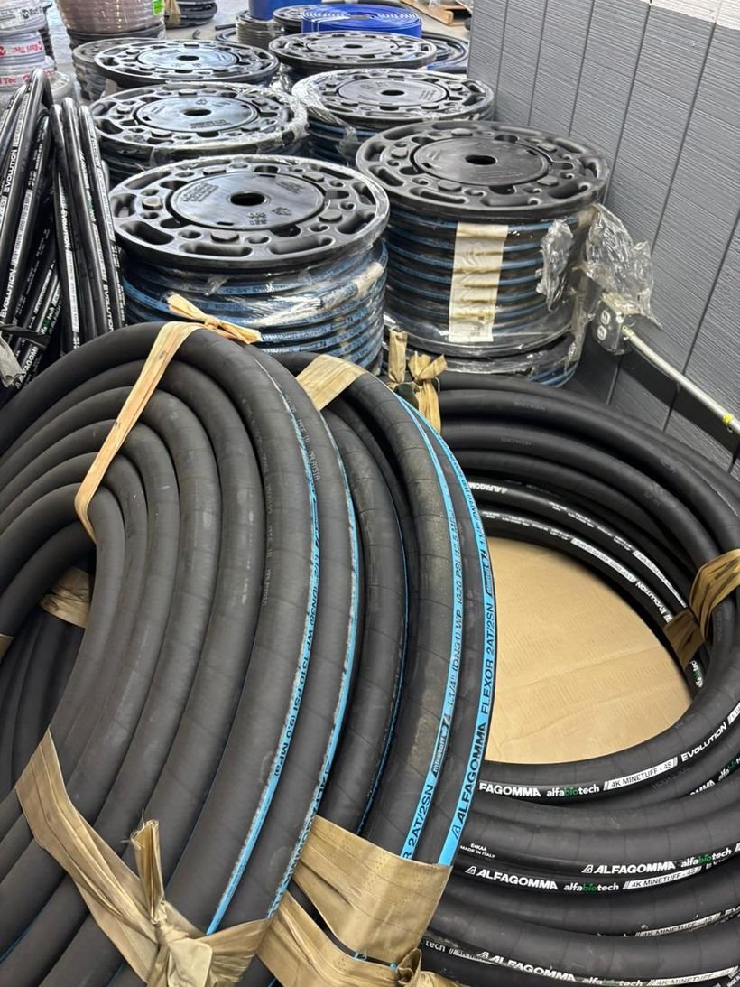 Rollos de manguera hidráulica en existencia en MAC